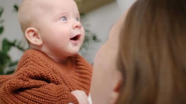 Щаслива Молода Мати Розслабляється Затишному Дивані Милою Дитиною Маленького Малюка — стокове відео