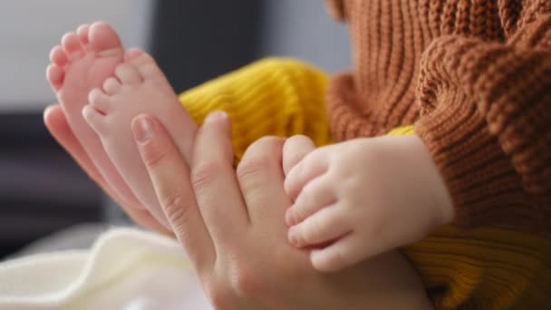 Vertikale Aufnahmen Wunderschöner Zarter Babyfüße Mütterlichen Händen Unbekannte Junge Kaukasische — Stockvideo