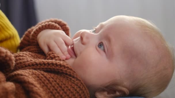 Yakından Bakıldığında Kucağında Küçük Mutlu Bir Bebek Koltuğunda Oturan Beyaz — Stok video