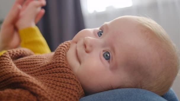 Meçhul Şefkatli Kucağında Kucağında Küçük Mutlu Bir Bebek Taşıyan Genç — Stok video