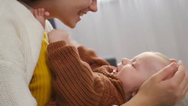 Zbliżenie Pięknej Kochającej Matki Trzymając Kolanach Słodkie Zabawy Maluch Dziecko — Wideo stockowe