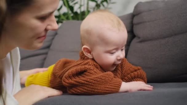 Närbild Glad Kärleksfull Ung Mor Omfamna Nyfiken Söt Liten Son — Stockvideo