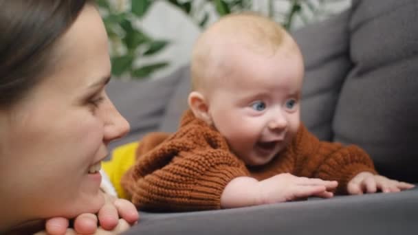 Seçici Odak Noktası Aylık Bebeğiyle Evde Rahat Bir Kanepede Oynayıp — Stok video