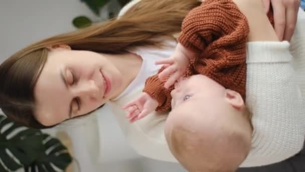 一个充满爱心的母亲抱着她可爱的新生儿子的垂直镜头 在睡前歇息 爱护和珍惜 快乐的母性观念 宝宝和妈妈享受着温柔的时刻 感受着爱 — 图库视频影像