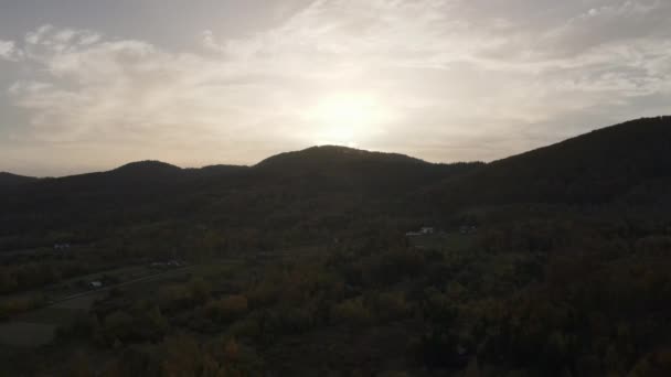 Cinematografische Drone Schoot Herfst Bos Zon Bergketen Niemand Natuur Landschap — Stockvideo