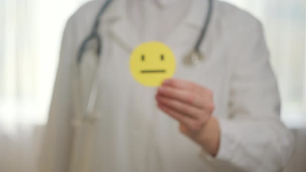 穿着白衣的女医生的近视 听诊器上挂着黄忧郁的脸 情绪低落 反馈评级和客户审查 满意度调查 精神健康概念 — 图库视频影像