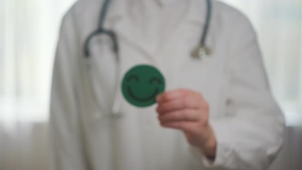 Close Profissional Médico Fêmea Casaco Branco Estetoscópio Segurando Verde Sorriso — Vídeo de Stock