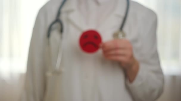 Närbild Kvinnlig Läkare Vit Uniform Med Stetoskop Hålla Rött Argt — Stockvideo
