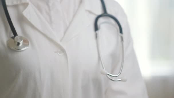 Gros Plan Une Femme Médecin Cardiologue Inconnue Uniforme Avec Stéthoscope — Video