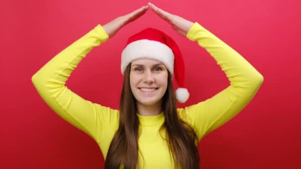 Merry Młoda Kobieta Nosić Żółty Sweter Santa Claus Kapelusz Trzymać — Wideo stockowe