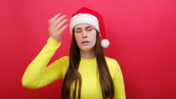 Mujer Joven Triste Vistiendo Suéter Amarillo Sombrero Santa Claus Poner — Vídeo de stock