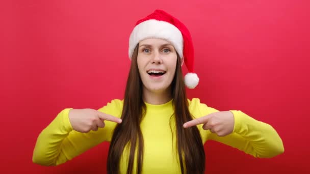 Wesoła Zabawna Młoda Kobieta Ciepłym Przytulnym Żółtym Swetrze Kapeluszu Mikołaja — Wideo stockowe