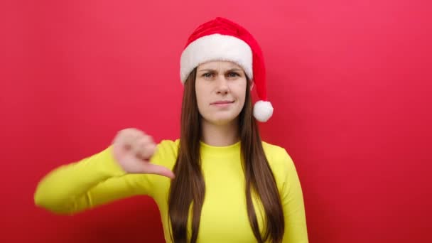 Missnöjd Ung Kvinna 25S Bära Varm Gul Tröja Och Santa — Stockvideo