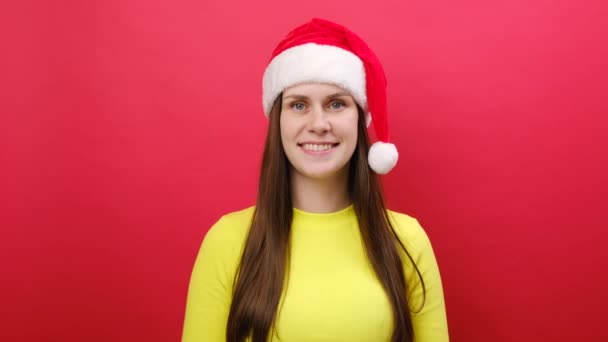 Обаятельная Улыбающаяся Яркая Молодая Женщина Желтом Свитере Шляпе Санта Клауса — стоковое видео