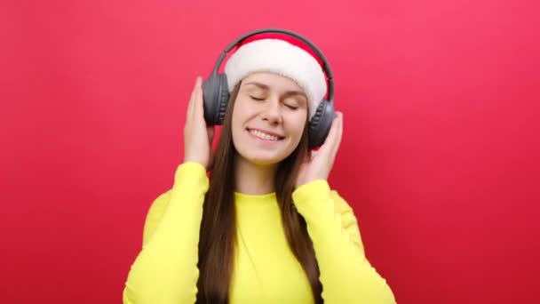 Jovem Alegre Usa Suéter Amarelo Chapéu Papai Noel Ouvir Música — Vídeo de Stock