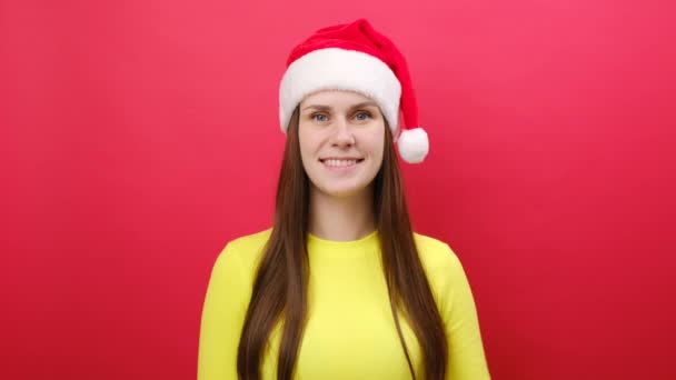 Veselá Mladá Žena Útulném Žlutém Svetru Vánoční Santa Klobouk Ukazující — Stock video