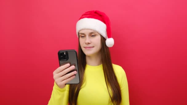 Весела Молода Жінка Носить Жовтий Светр Капелюх Санта Клауса Тримається — стокове відео