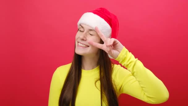 Улыбающаяся Молодая Женщина Тёплом Жёлтом Свитере Шляпе Санта Клауса Смотрящая — стоковое видео