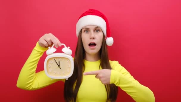 Tânăra Femeie Surprinsă Șocată Poartă Pulover Galben Pălăria Moș Crăciun — Videoclip de stoc