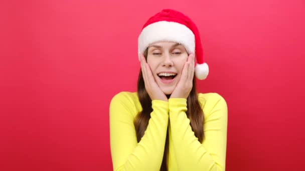 Vrolijke Jonge Vrouw Dragen Gele Trui Santa Claus Hoed Houden — Stockvideo