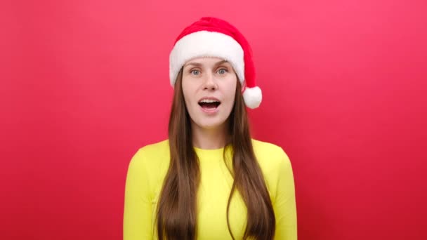 Zábavné Překvapení Šokované Mladé Ženy Nosit Teplý Žlutý Svetr Santa — Stock video