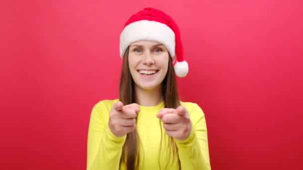 Jovem Divertida Alegre Usar Camisola Amarela Quente Chapéu Papai Noel — Vídeo de Stock