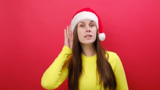 Curioso Ficcanaso Giovane Donna Indossare Maglione Giallo Cappello Babbo Natale — Video Stock