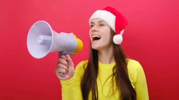 Χαρούμενη Νεαρή Γυναίκα Φορούν Πουλόβερ Και Άγιος Βασίλης Καπέλο Κραυγή — Αρχείο Βίντεο