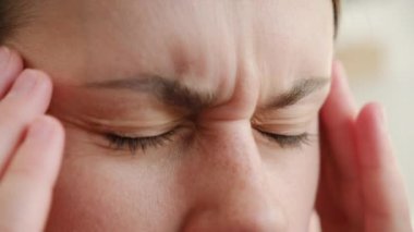 Hayal kırıklığına uğramış, 25 'lerinde, baş ağrısı ile başa çıkan genç, beyaz bir kadın. Anksiyete ağrısı, stres, zihinsel stres, panik atak, ağrıyan baş ağrısı, evde tek başına oturmak.