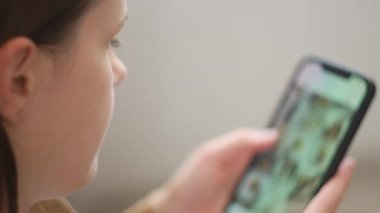 Milenyum kadınının cep telefonu tutarken seçici odak noktası internetteki flört uygulamasında fotoğrafları aşırması. Güzel bir genç kız mobil uygulamadan yemek siparişi veriyor, sosyal ağlarda internet üzerinden mesaj yazıyor.