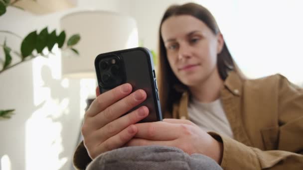 Güzel Bir Bayanın Sosyal Medyada Sohbet Ağındaki Erkek Arkadaşıyla Telefonda — Stok video