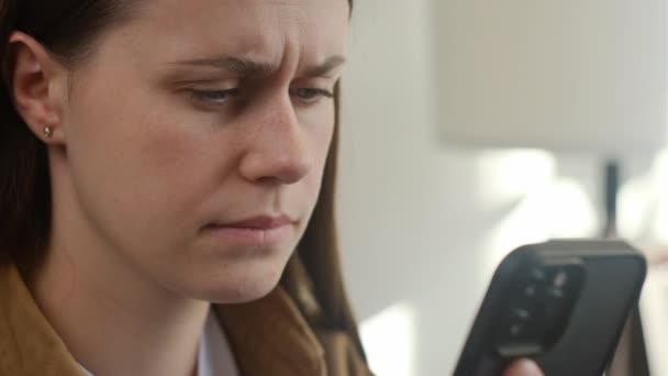 Detailní Záběr Vyčerpané Mladé Bělošky Bolestivýma Očima Při Používání Mobilního — Stock video