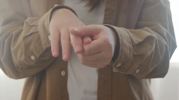 Selektivt Fokus Okänd Ung Kvinna Som Lider Hand Och Fingerledssmärta — Stockvideo