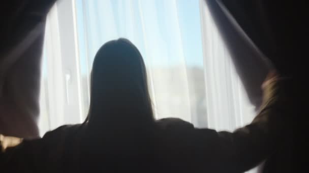 Widok Tyłu Sylwetki Młoda Kaukaska Kobieta Otwierając Koronkę Zasłony Patrząc — Wideo stockowe