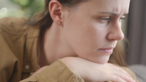 Gros Plan Une Jeune Femme Anxieuse Inquiète Assise Sur Canapé — Video