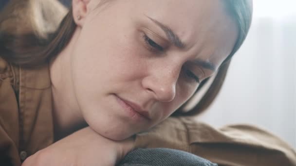 Detailní Záběr Nešťastné Mladé Ženy Sedící Pohovce Smutným Výrazem Tváři — Stock video
