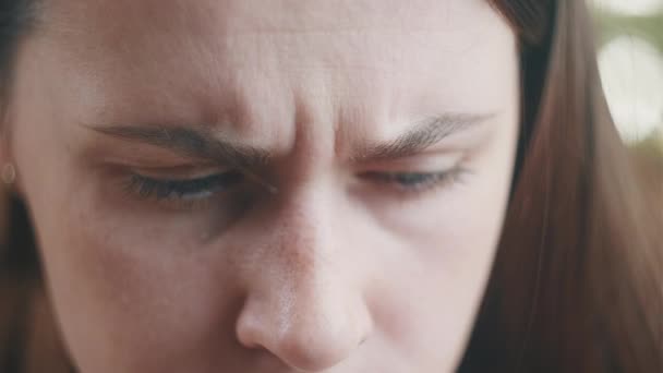 Крупным Планом Депрессии Расстроенная Молодая Кавказская Женщина Чувствует Стресс Больная — стоковое видео