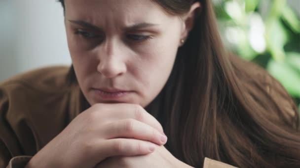 Blisko Nieszczęśliwej Zdenerwowanej Młodej Białej Kobiety Siedzącej Samotnie Kanapie Domu — Wideo stockowe