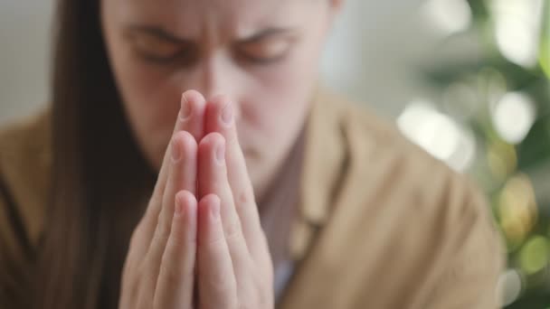 Gros Plan Jeune Femme Caucasienne Priant Dieu Pendant Les Moments — Video