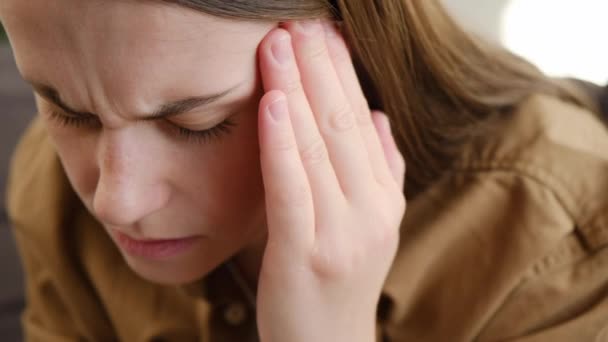 Zbliżenie Zmęczona Kobieta Źle Stres Ból Głowy Cierpieć Depresję Siedzieć — Wideo stockowe