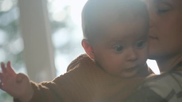 Närbild Kärleksfulla Unga Kaukasiska Mor Hålla Bedårande Nyfödda Barn Hennes — Stockvideo