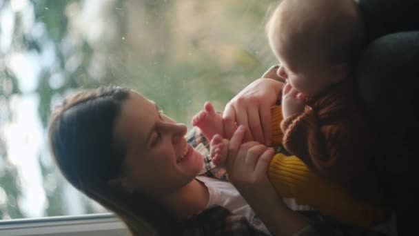 Vertikal Video Kärleksfull Ung Mamma Med Barnet Sitter Mysiga Fönsterbräda — Stockvideo