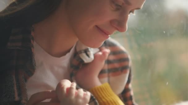 Närbild Kärleksfulla Unga Kaukasiska Mor Kysser Baby Son Händer Spelar — Stockvideo