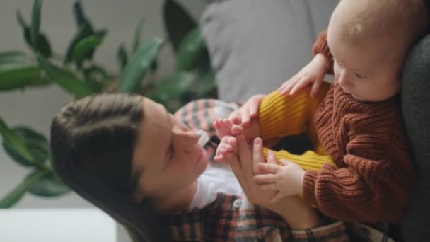 Vertikal Video Glada Unga Kärleksfulla Mamma Kyssa Försiktigt Små Fötter — Stockvideo