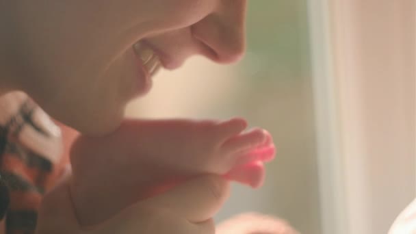 Primo Piano Allegra Giovane Mamma Baciare Delicatamente Piedini Alla Luce — Video Stock