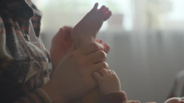 Close Bela Mãe Amorosa Segurando Voltas Bebê Brincalhão Bonito Criança — Vídeo de Stock