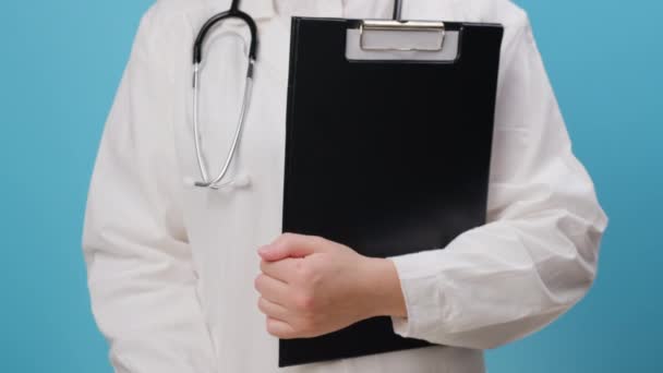 Närbild Ung Läkare Kvinna Vit Rock Och Stetoskop Hålla Gul — Stockvideo
