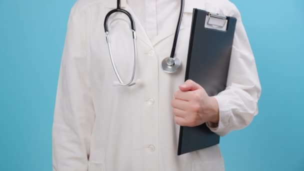 Zbliżenie Pewna Siebie Młoda Kobieta Lekarz Terapeuta Białym Płaszczu Stetoskopem — Wideo stockowe