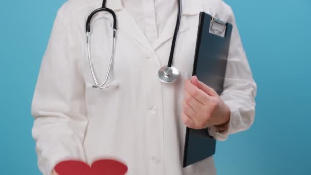 Nahaufnahme Einer Unbekannten Ärztin Uniform Mit Stethoskop Roter Herzform Isoliert — Stockvideo