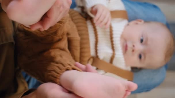 Tæt Toppen Udsigt Smukke Ømme Baby Fødder Far Hænder Ukendt – Stock-video